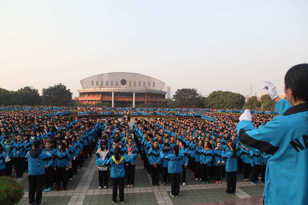 部分学校集会活动学生穿着校服实景