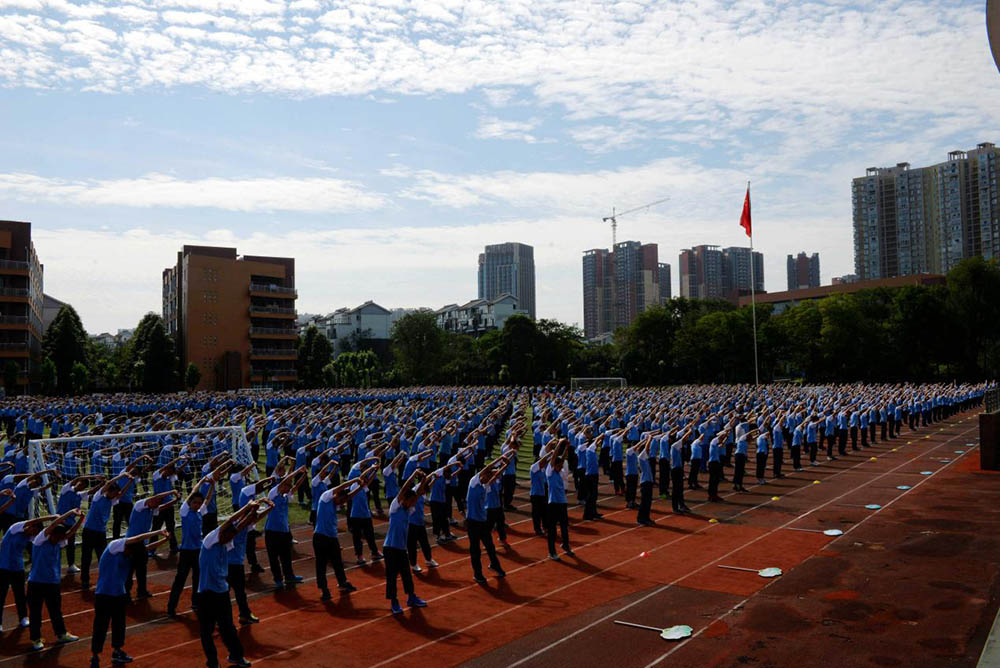 部分学校集会活动学生穿着校服实景