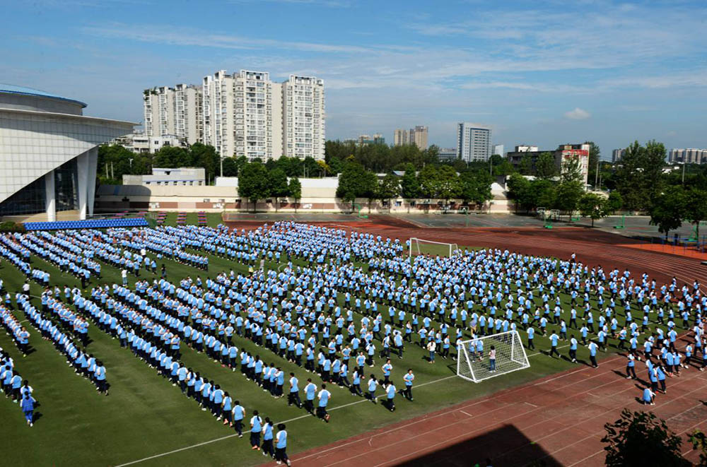 部分学校集会活动学生穿着校服实景