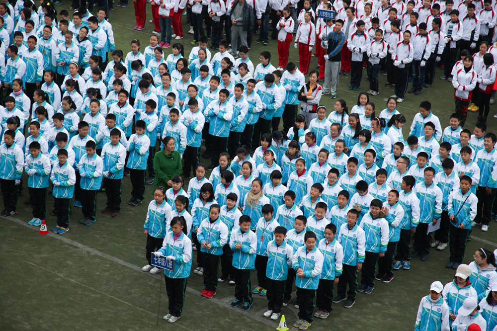 部分学校集会活动学生穿着校服实景