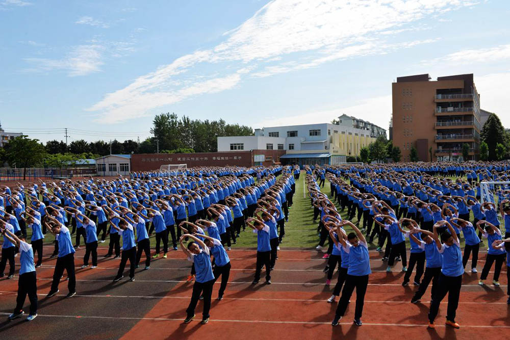 部分学校集会活动学生穿着校服实景