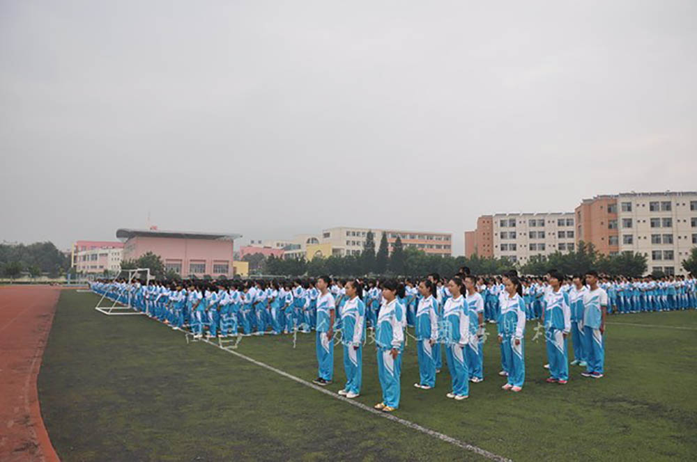 部分学校集会活动学生穿着校服实景
