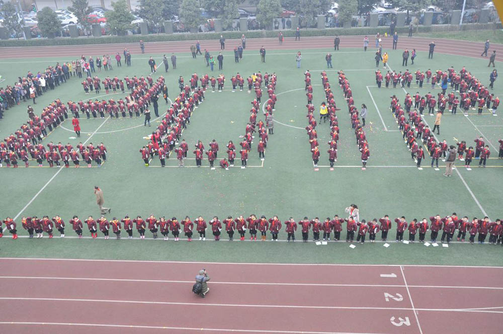 部分学校集会活动学生穿着校服实景