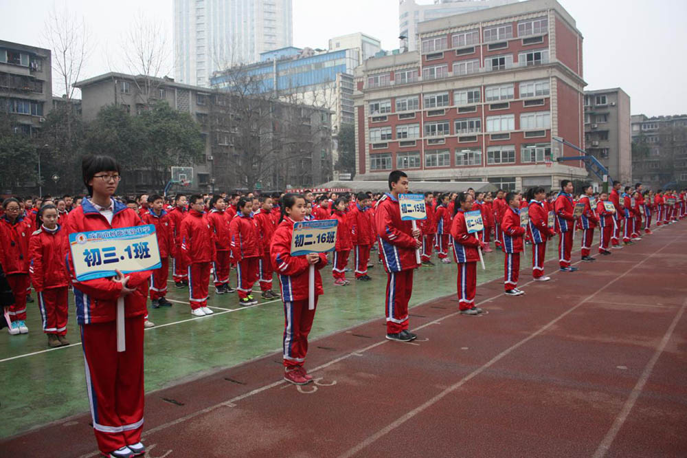 部分学校集会活动学生穿着校服实景