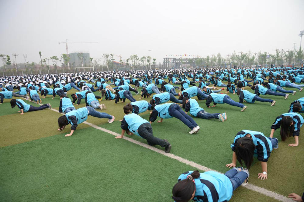 部分学校集会活动学生穿着校服实景