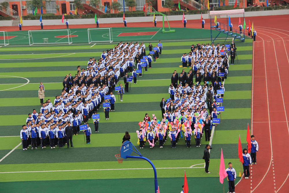 部分学校集会活动学生穿着校服实景