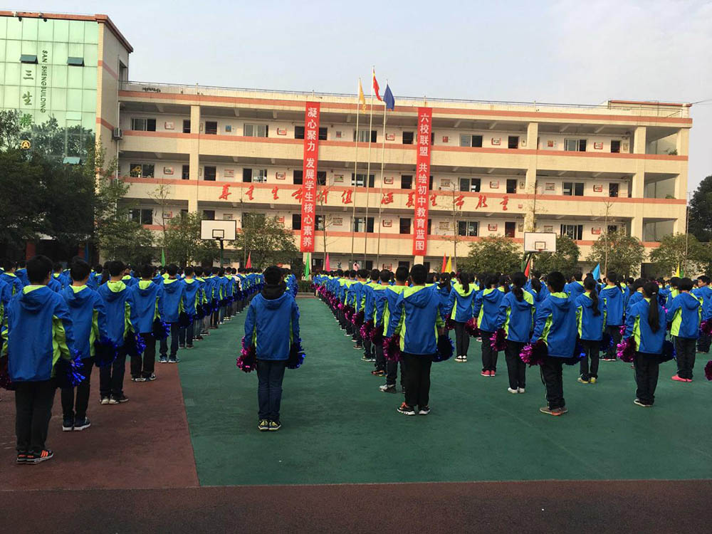 部分学校集会活动学生穿着校服实景