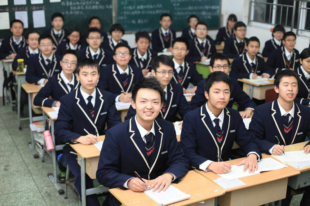 部分学校集会活动学生穿着校服实景