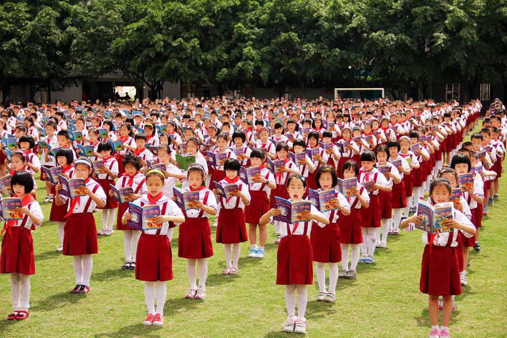 部分学校集会活动学生穿着校服实景